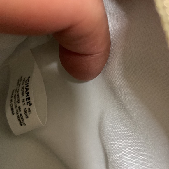 CHANEL 2022 HOLIDAY LIMITED EDITION SILVER/GOLD TWEED COSMETIC BAG - Picture 3 of 3